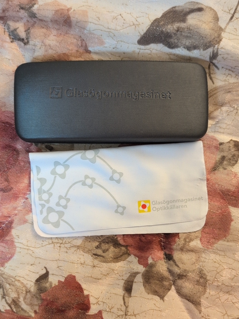 Glasögonmagasinet Eyeglass Case with Floral Microfiber Cloth - Black & White